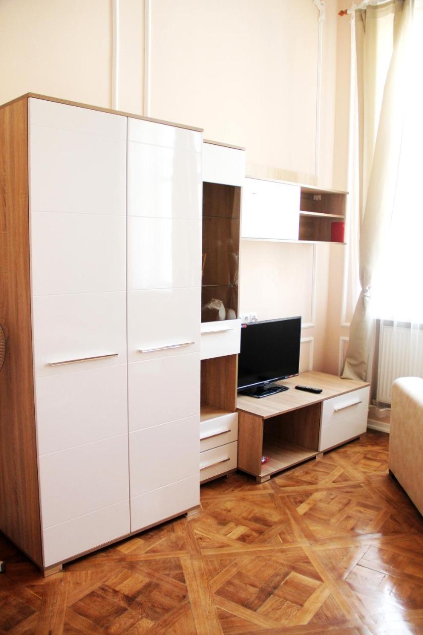 Apartment In The City Center Ivano-Frankivsk Exteriör bild